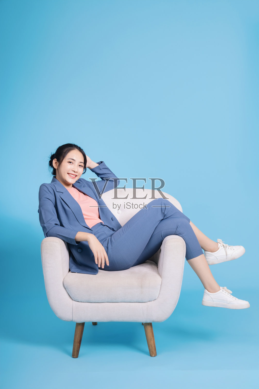 背景是年轻的亚洲女商人的照片照片摄影图片