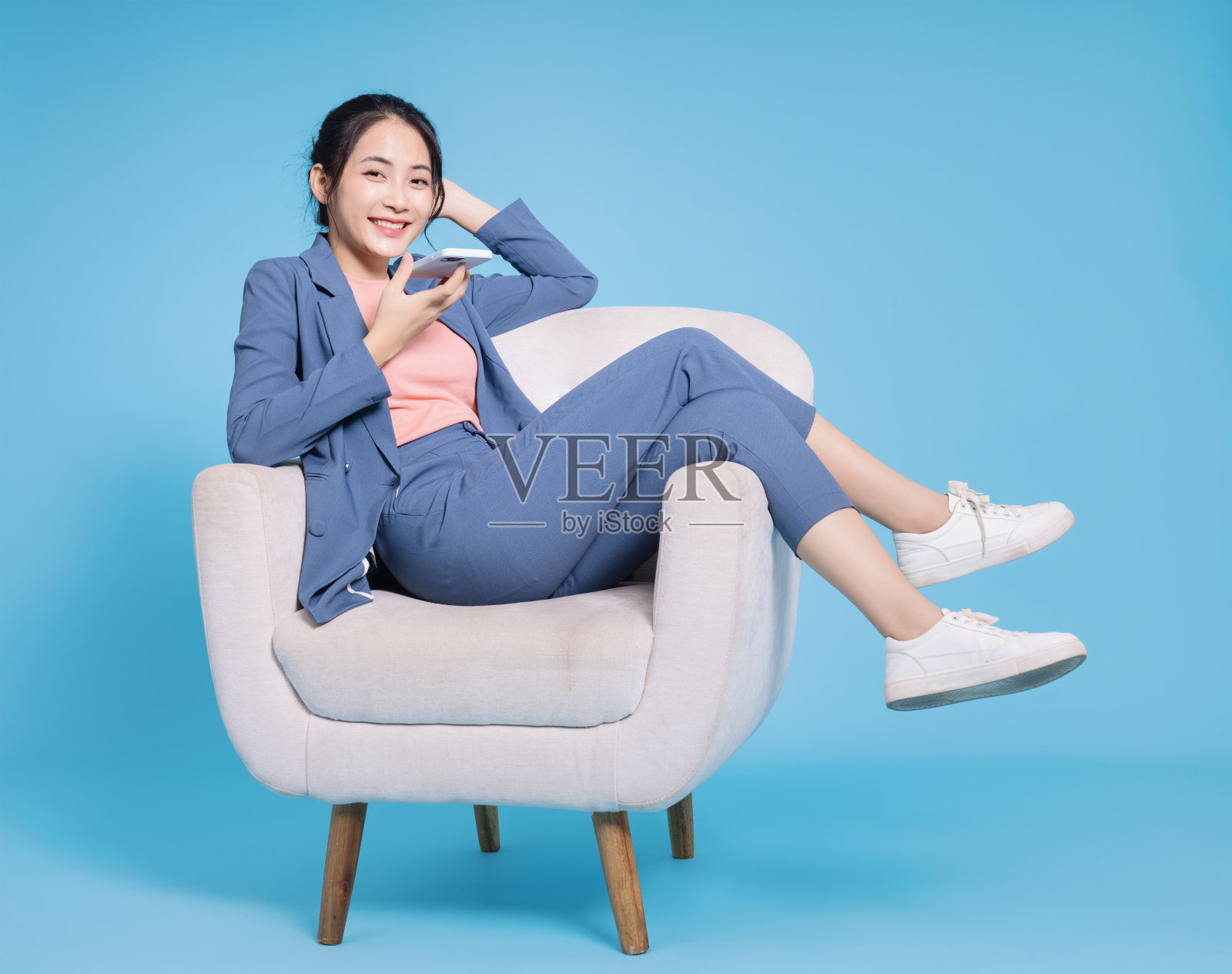 背景是年轻的亚洲女商人的照片照片摄影图片