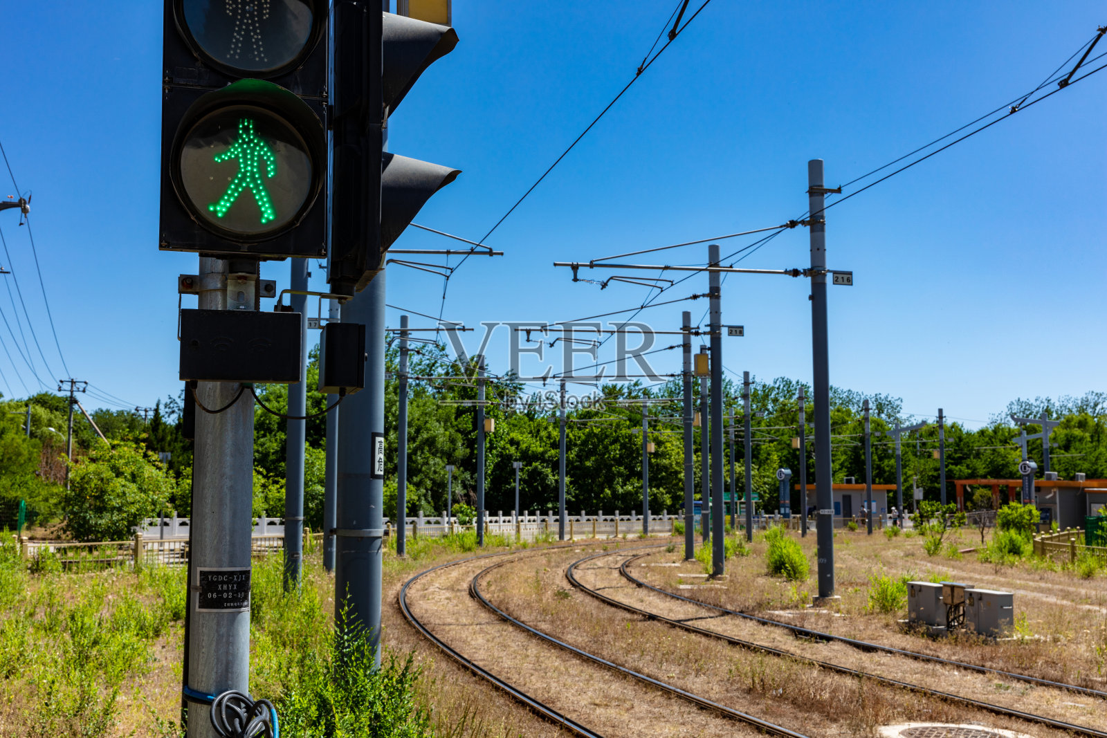 城市中有铁路和行人信号灯，交通绿灯照片摄影图片