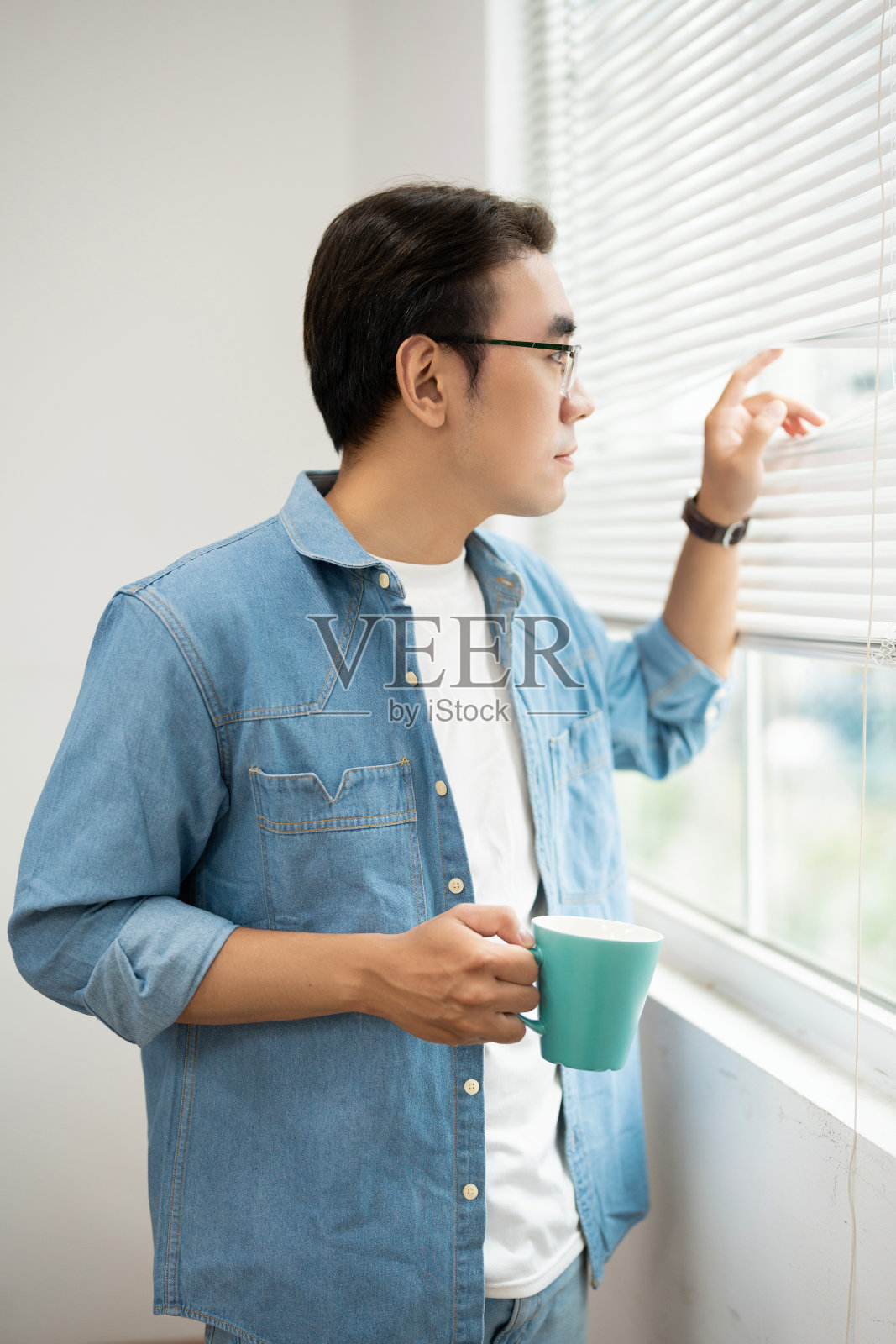 年轻的亚洲商人在办公室的照片照片摄影图片