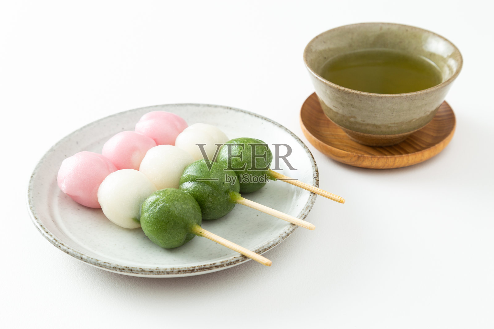 白色背景上的三色dango。照片摄影图片