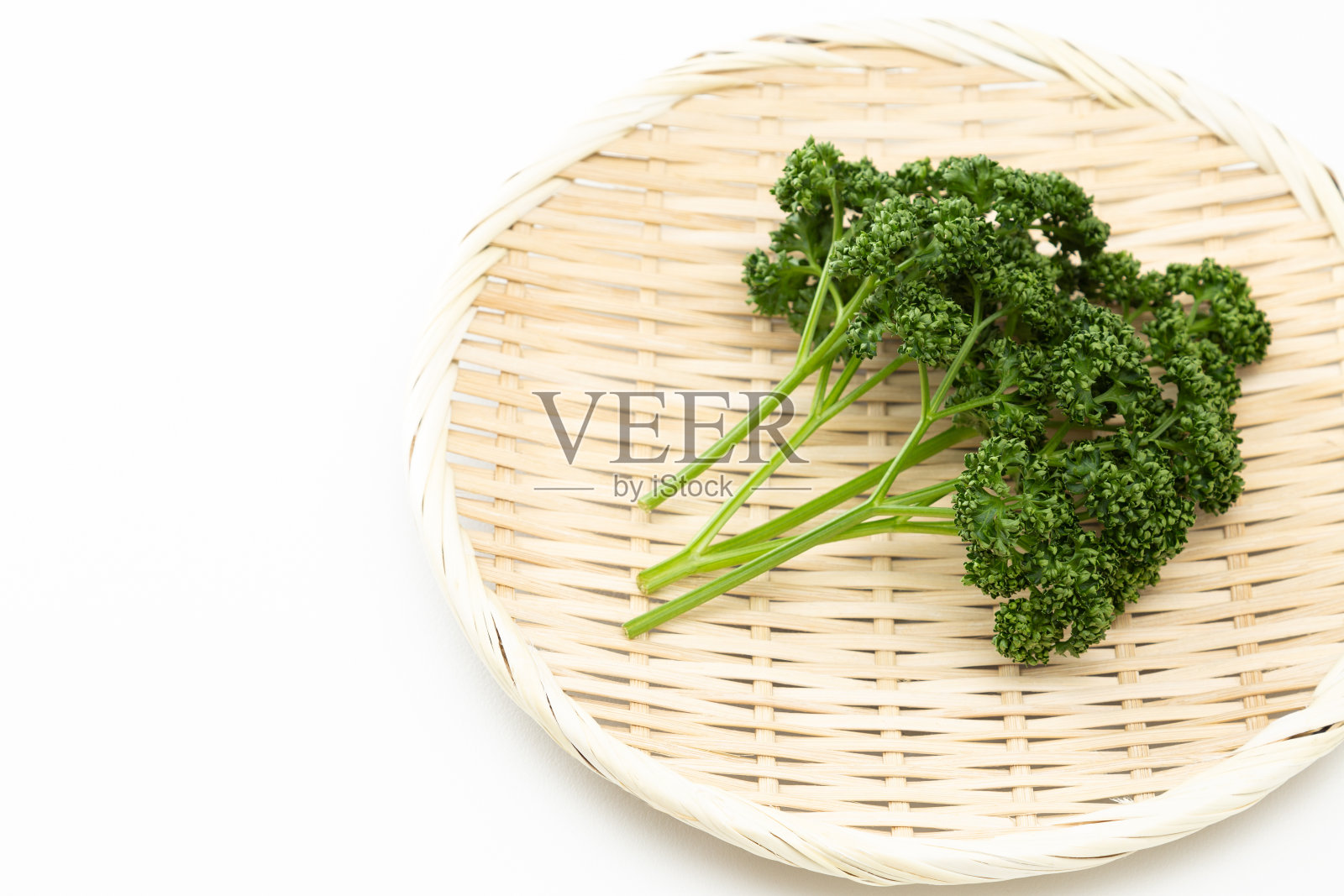 白底日本欧芹。照片摄影图片