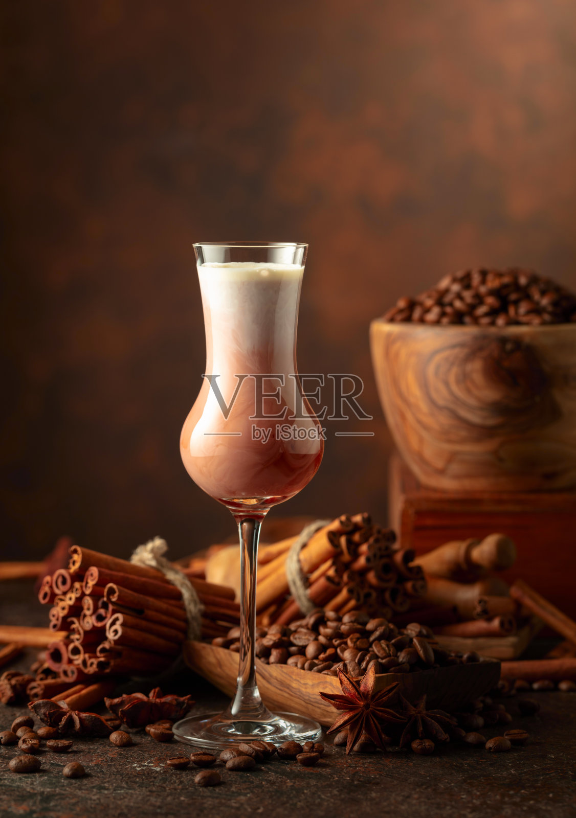 奶油和咖啡酒在棕色的背景。照片摄影图片