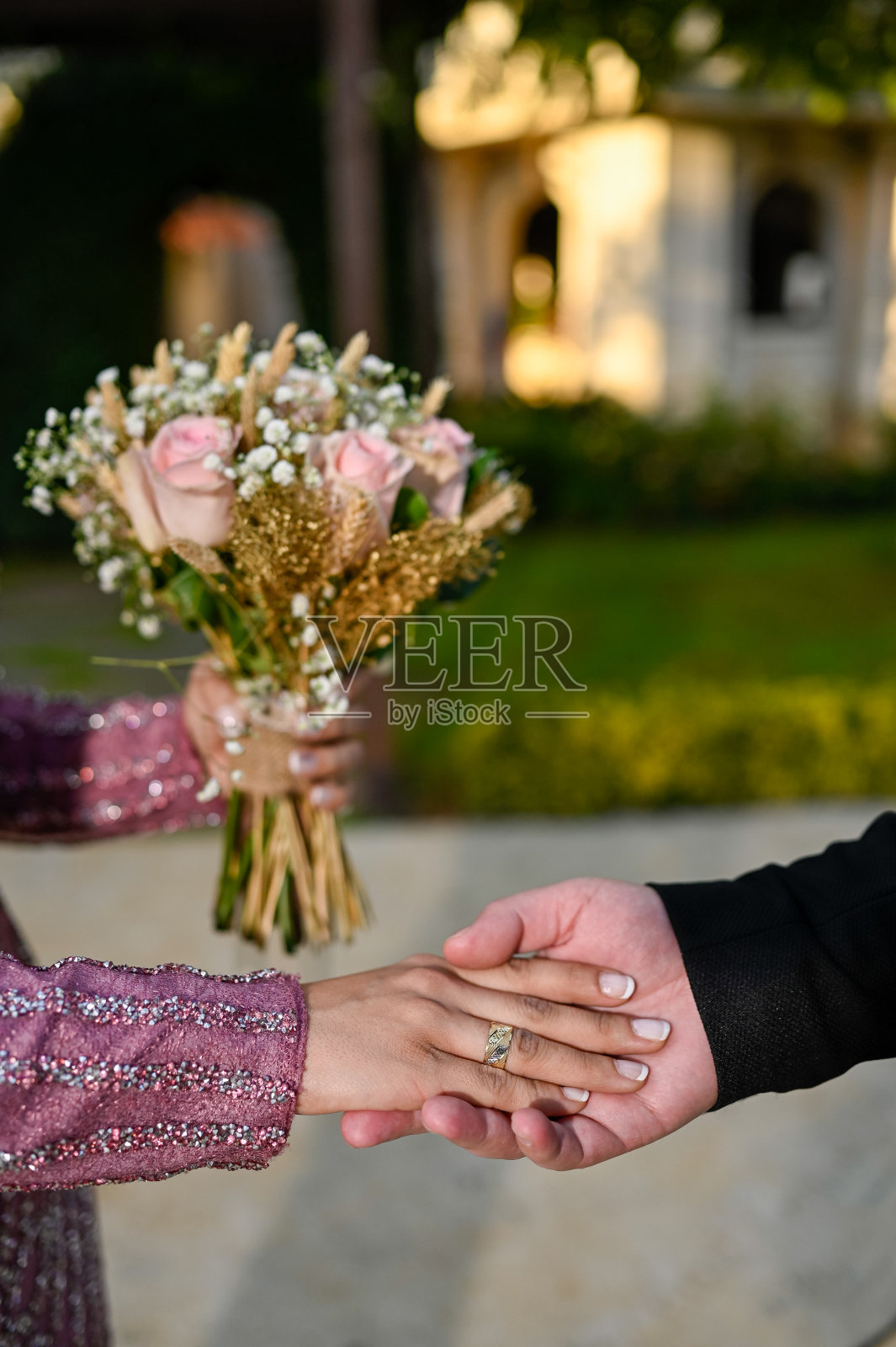 工程师用数显游标卡尺测量金属零件，检查车床上加工零件的质量照片摄影图片