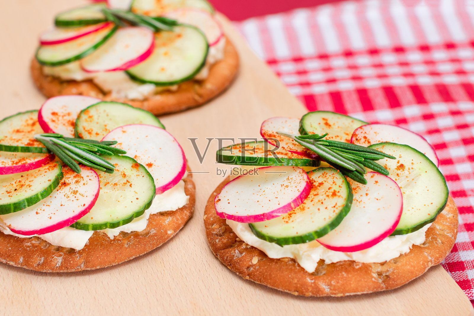 奶油芝士夹心饼干，新鲜黄瓜和萝卜照片摄影图片