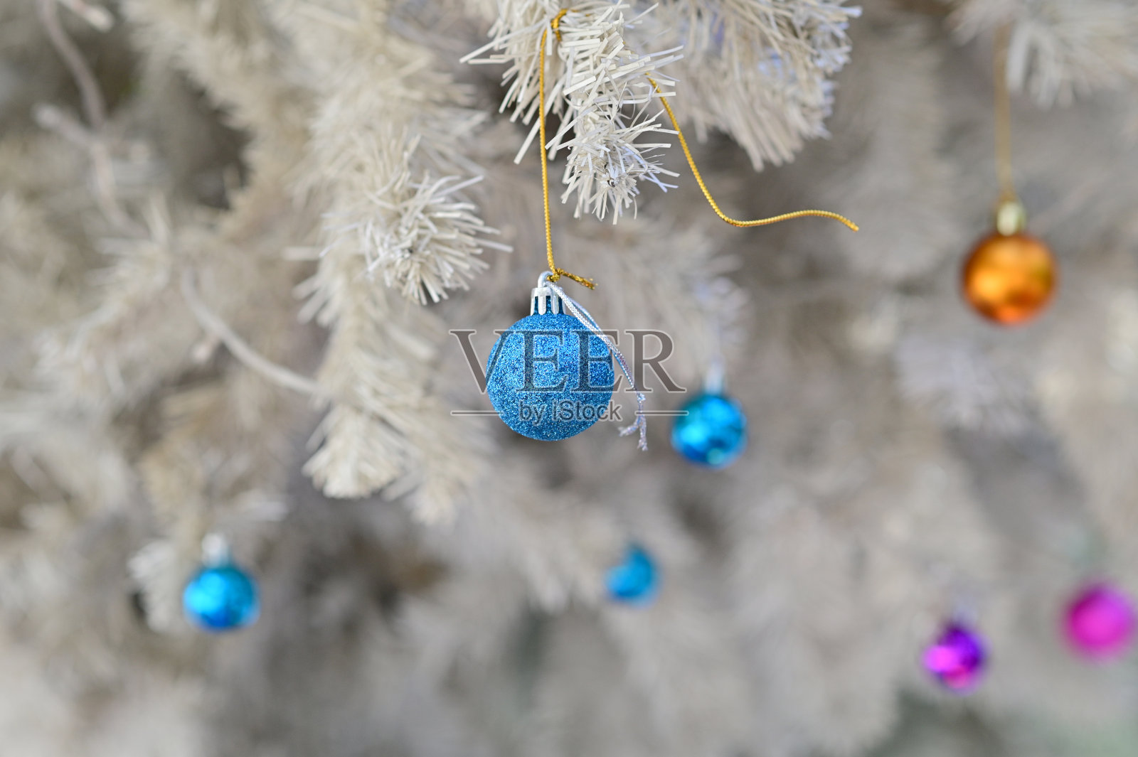 圣诞球，礼物，圣诞老人和圣诞树上的圣诞灯以散景美丽的背景进行设计和装饰，新年概念，选择性重点。照片摄影图片