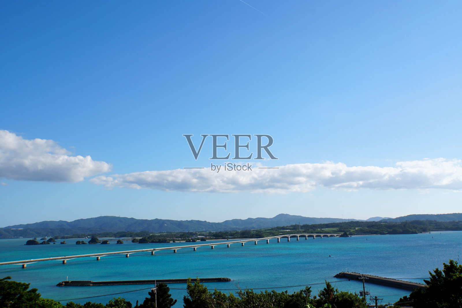 从Kouri岛俯瞰Kouri桥照片摄影图片