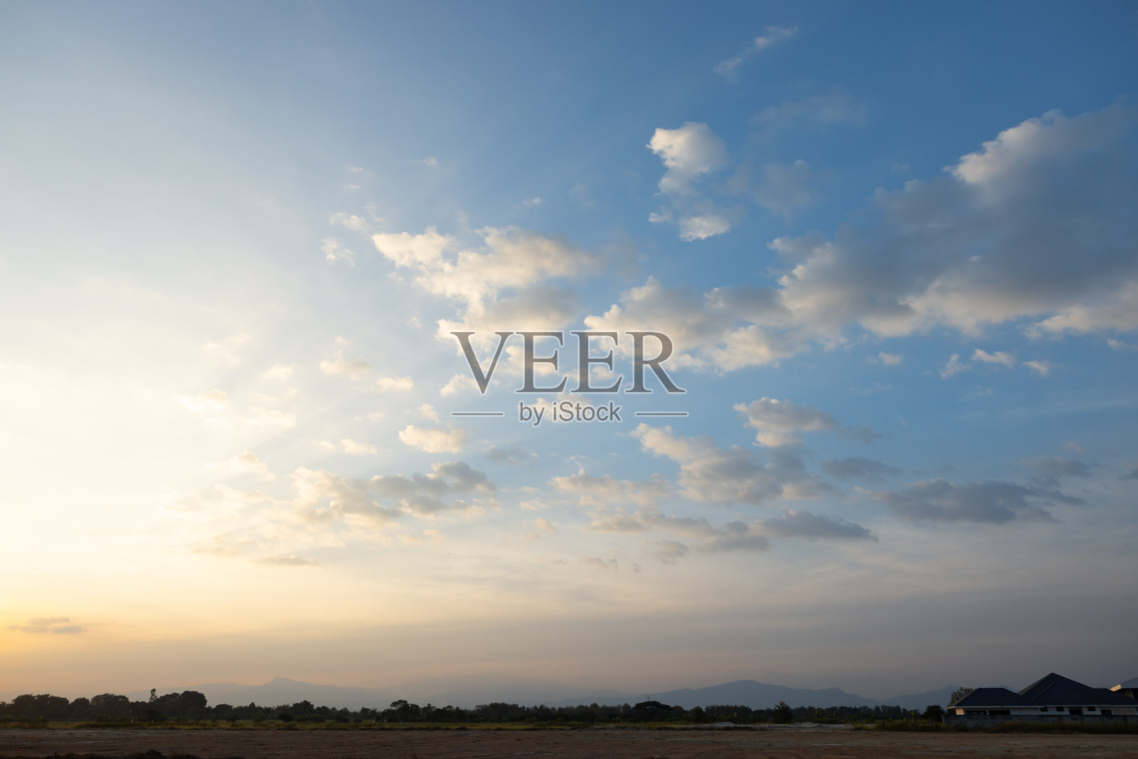 傍晚的天空和云作为背景。照片摄影图片