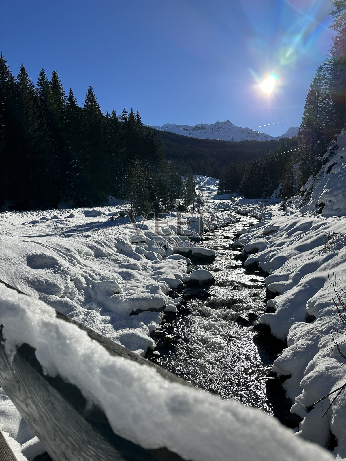 白雪皑皑的河流，冬天的河岸被雪覆盖照片摄影图片