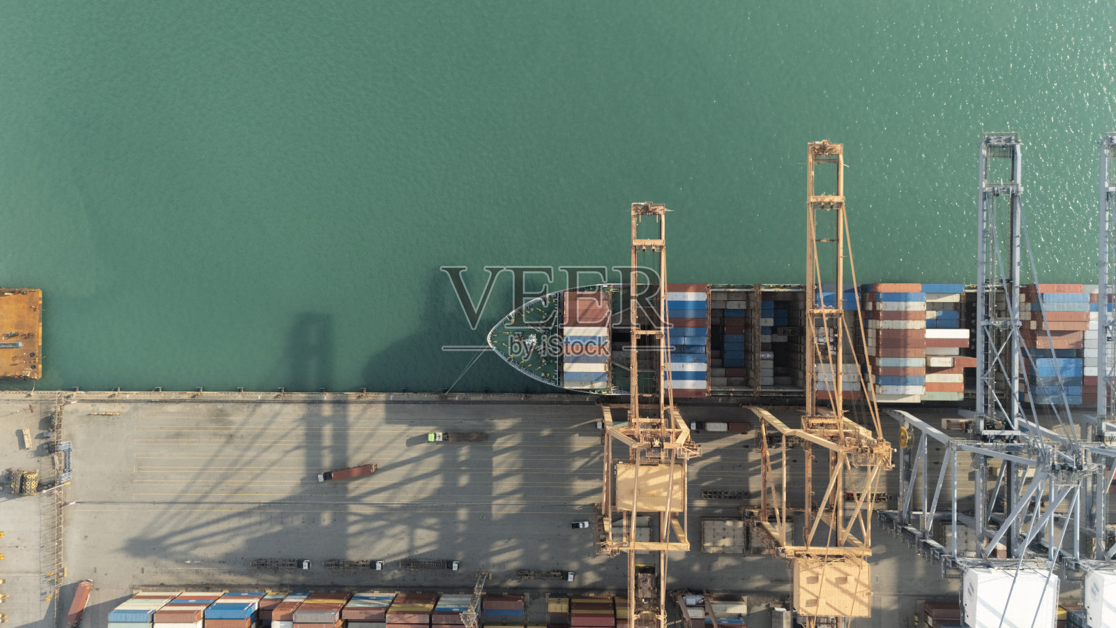 工业进出口港国际集装箱货船鸟瞰图，准备用大型集装箱装载船装载集装箱。全球运输和物流业务。照片摄影图片