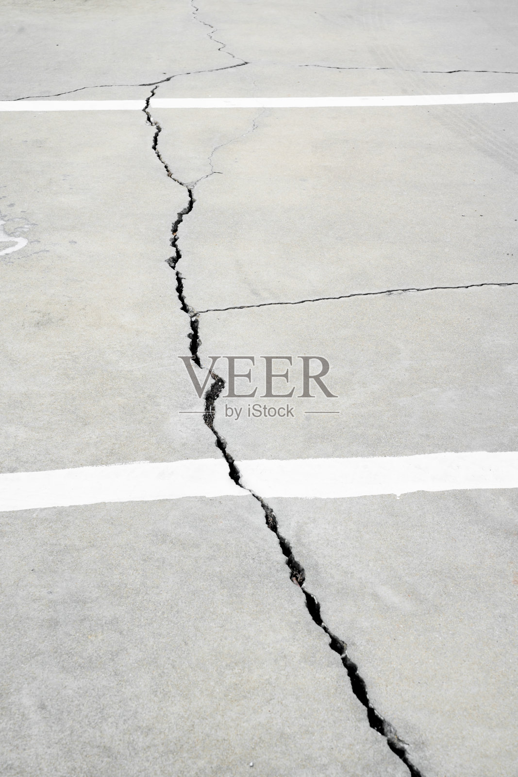 水泥地面上的裂缝照片摄影图片