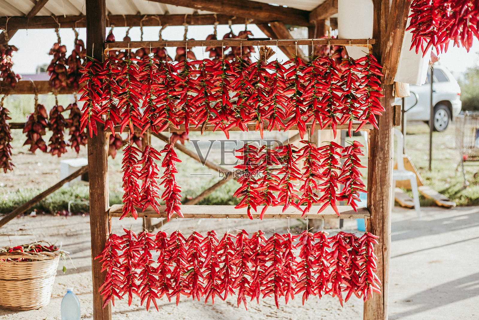 木架上挂着一排排的红辣椒照片摄影图片
