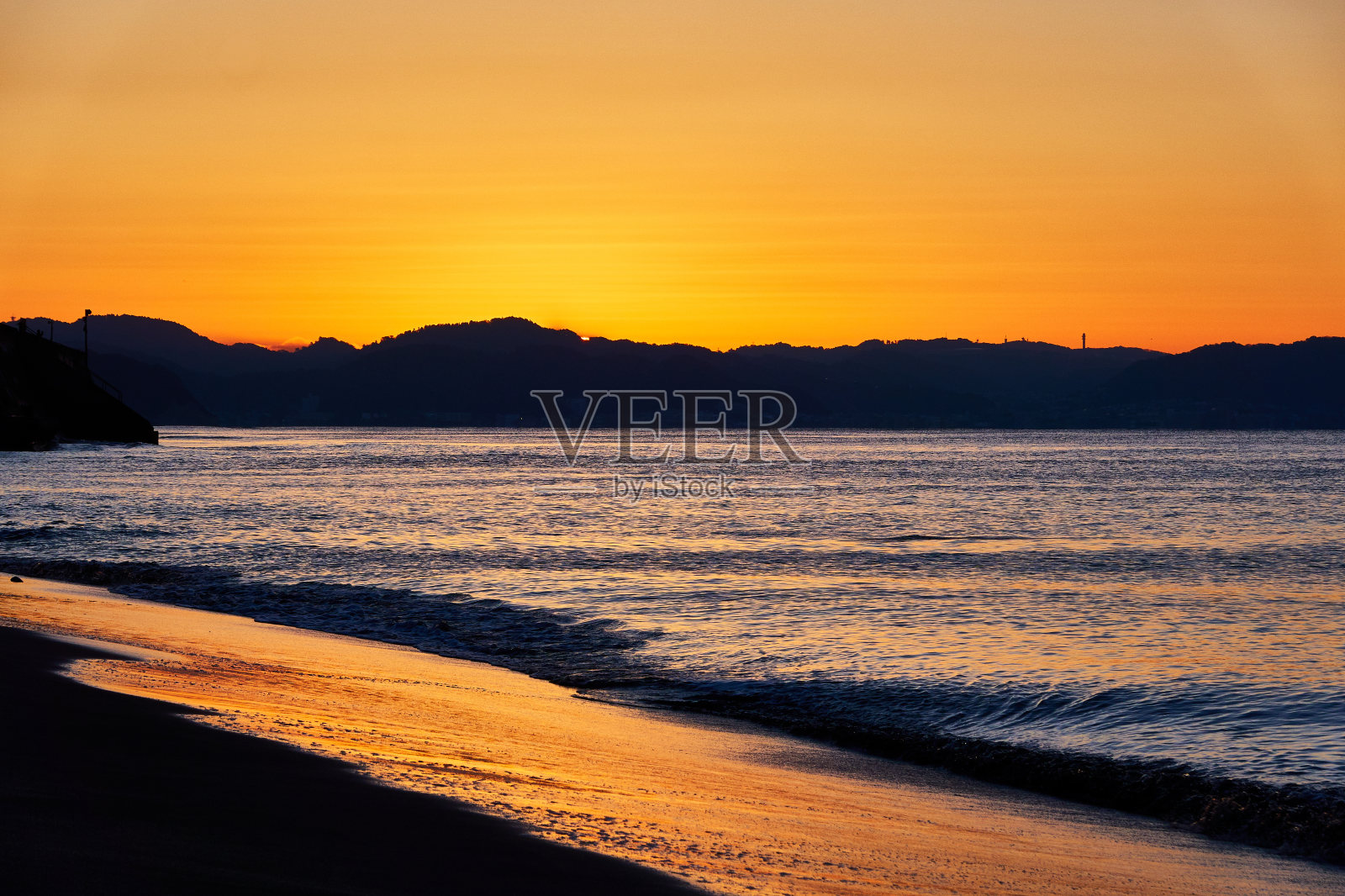 日出时海滩的美景照片摄影图片