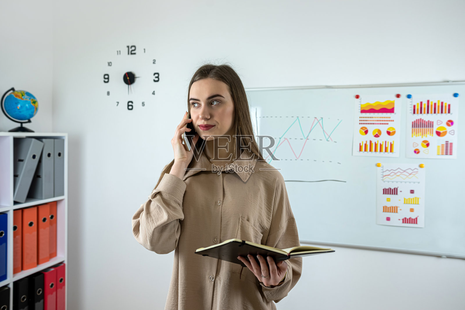 在办公室用挂图工作的女商人照片摄影图片