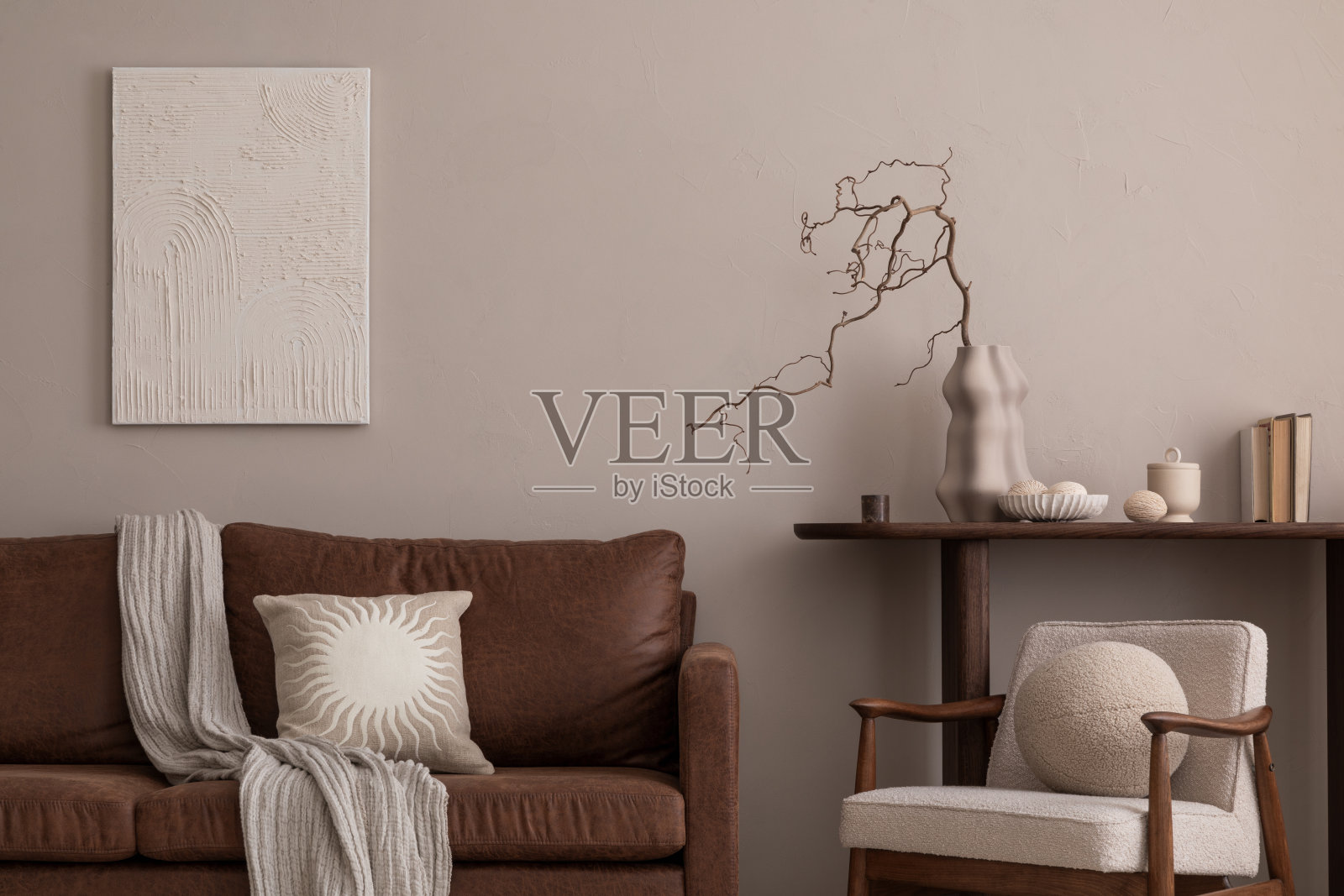 温馨舒适的客厅室内，用模拟的海报框架，棕色沙发，圆形咖啡桌，圆形扶手椅，简单的控制台和个人配件的创意组成。家居装饰。模板。照片摄影图片