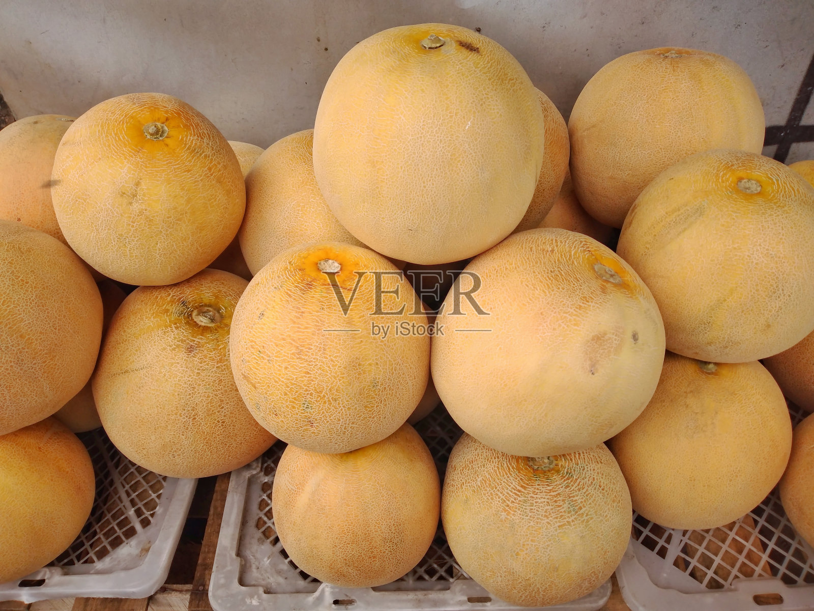 水果市场上的一群瓜。照片摄影图片