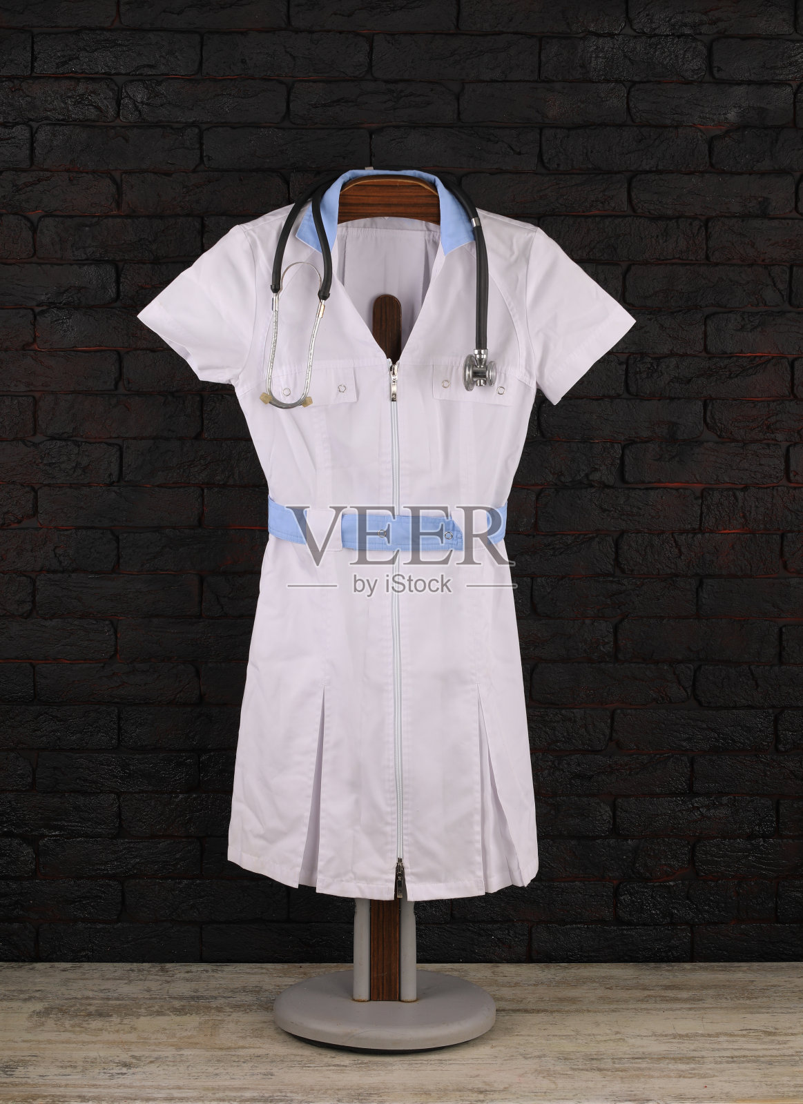 医用制服挂在衣架上照片摄影图片