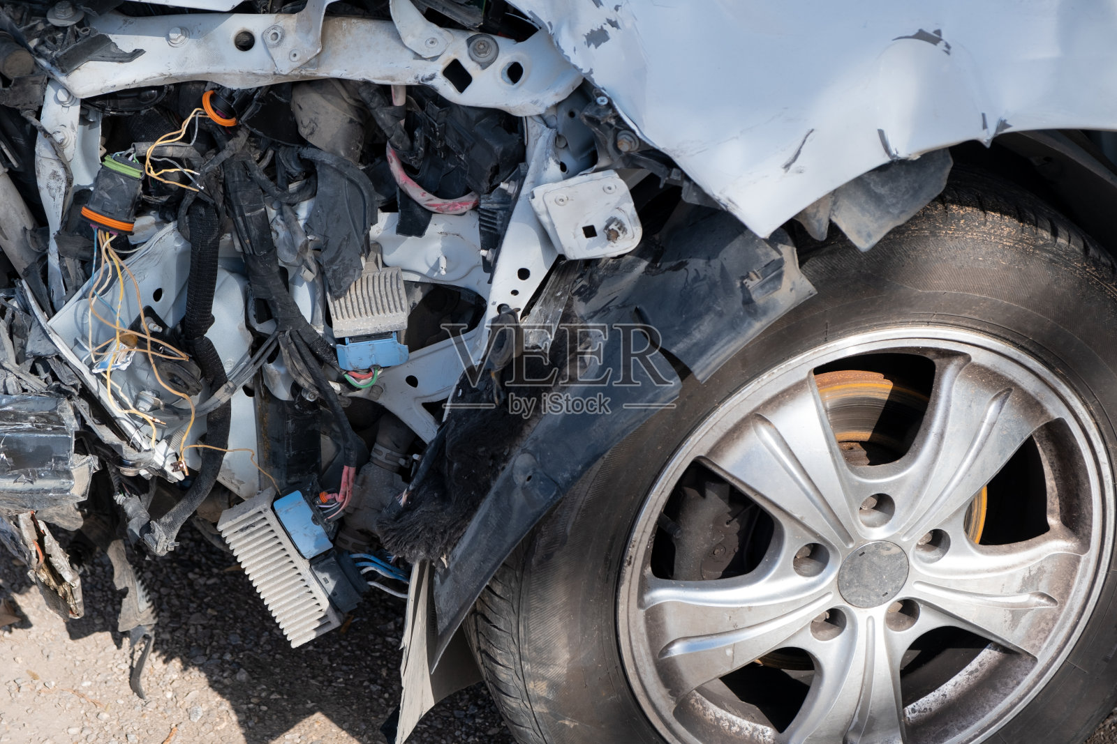 事故后的汽车，车辆前方垂下的电线照片摄影图片
