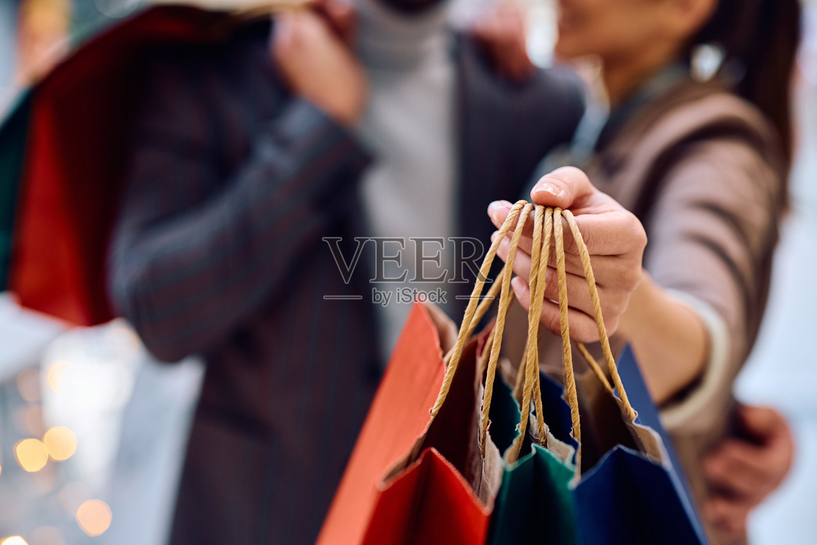 一对夫妇在商场购物的特写。照片摄影图片