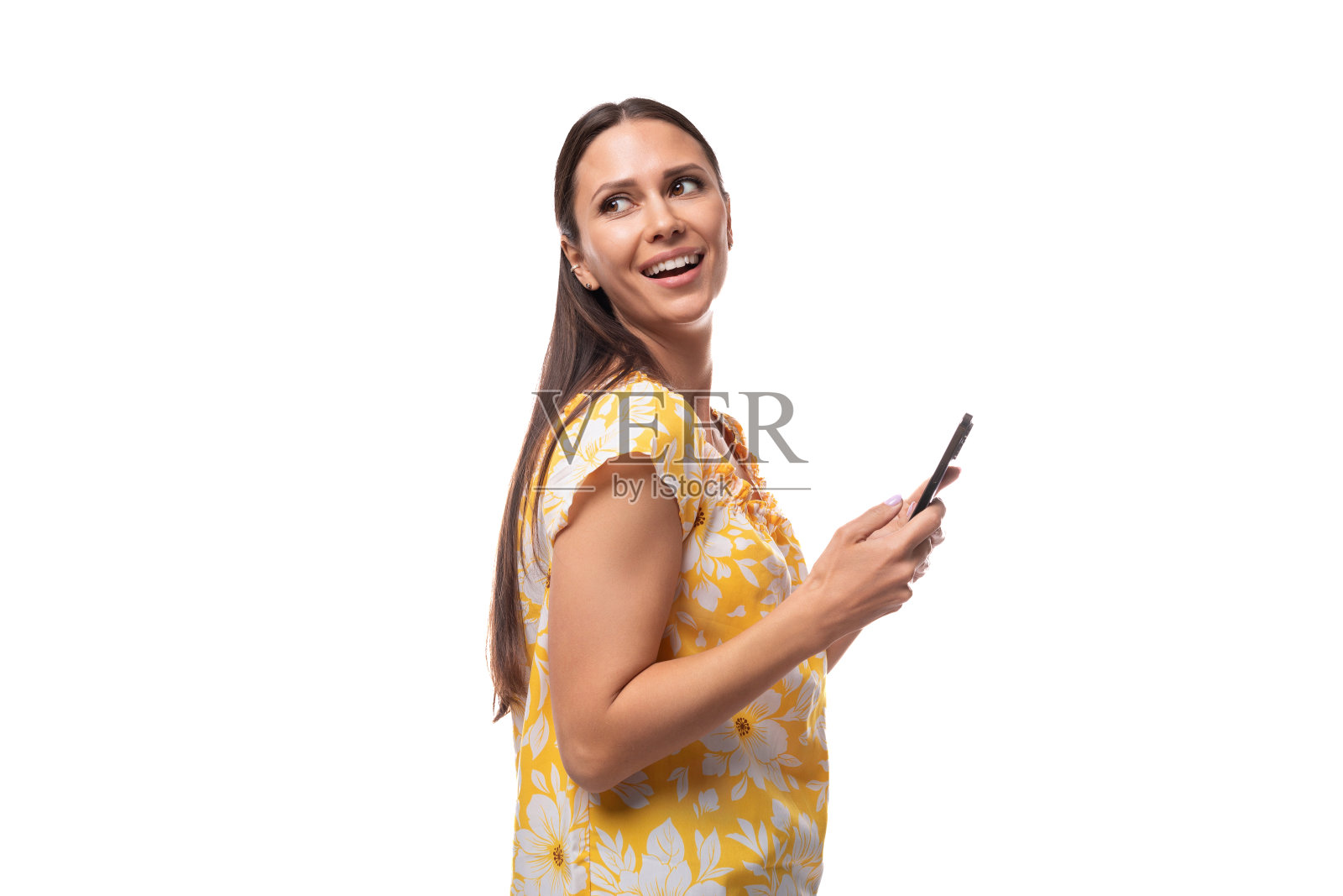 30岁的黑发女人穿着夏装在智能手机上聊天照片摄影图片