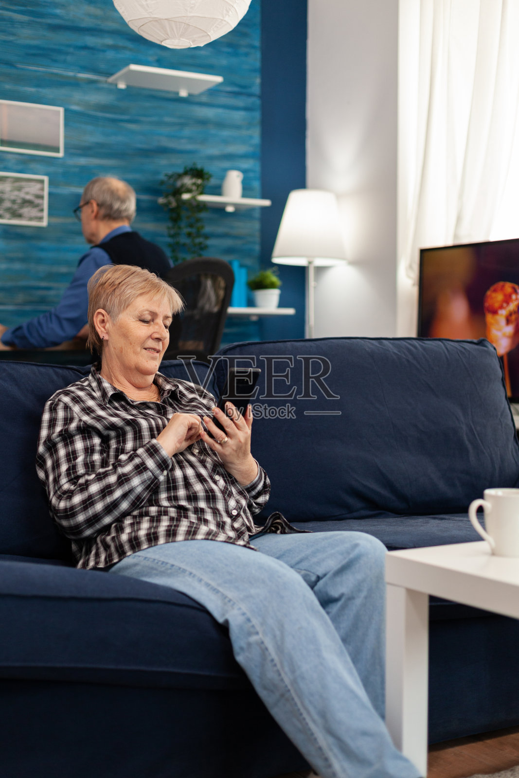 快乐的老太太在电话里发短信照片摄影图片