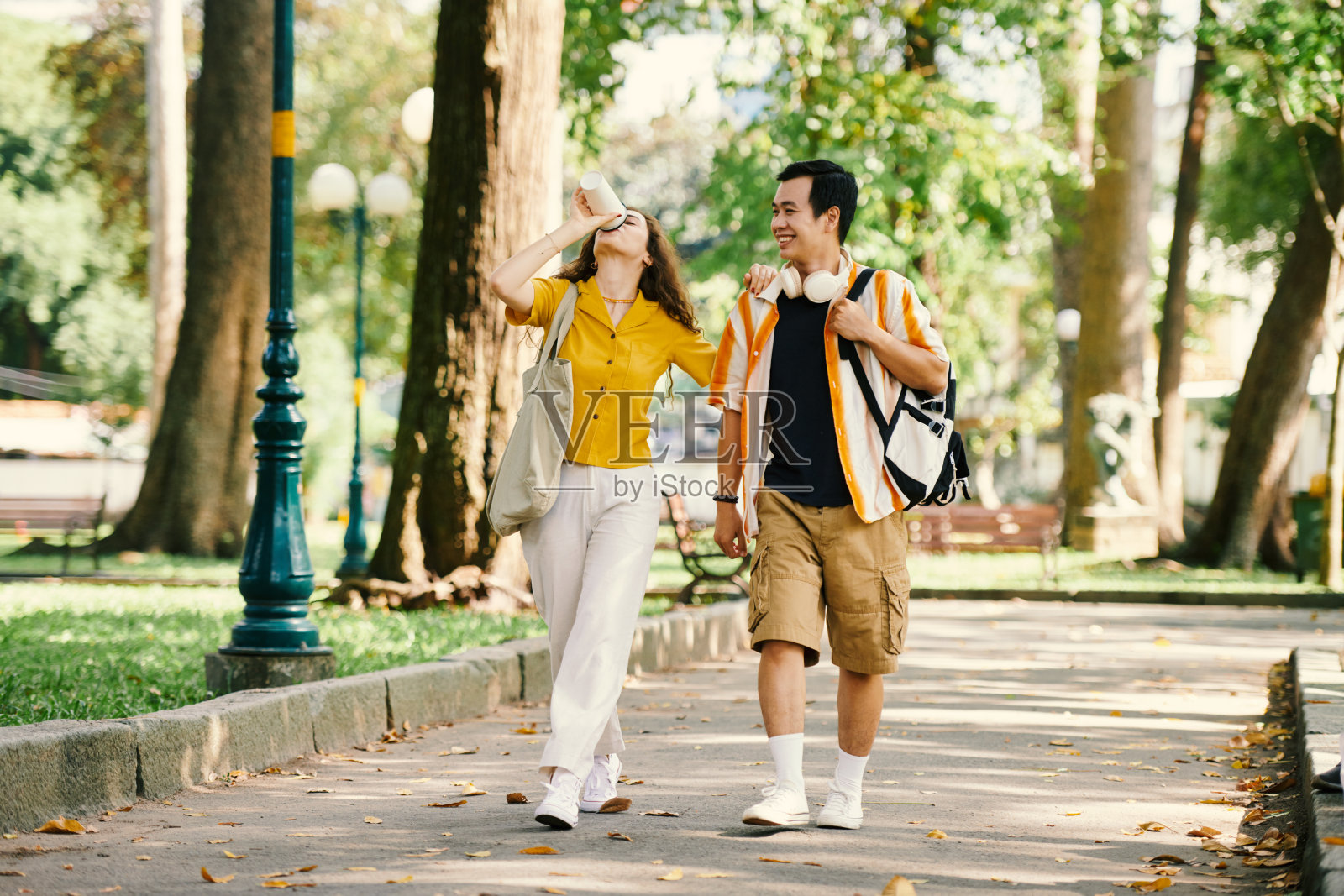 急急忙忙去上课的学生照片摄影图片