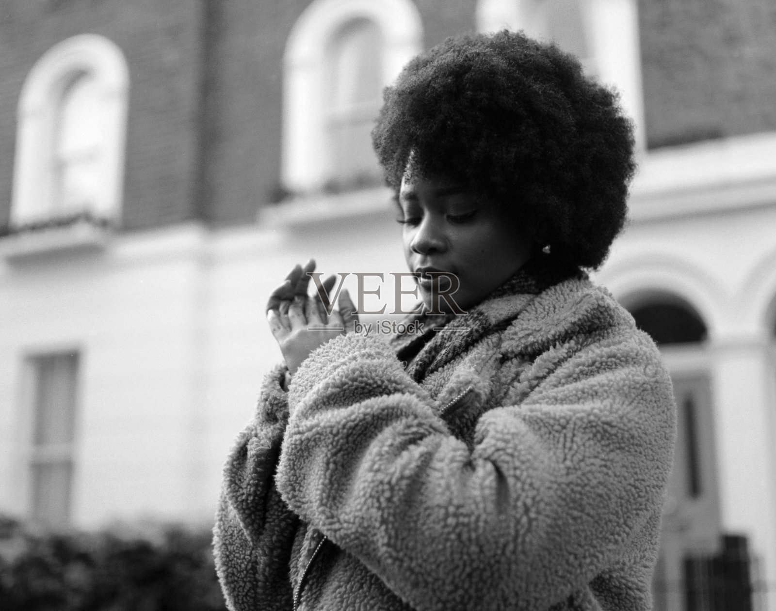 年轻黑人妇女在大楼前的怀旧肖像。照片摄影图片