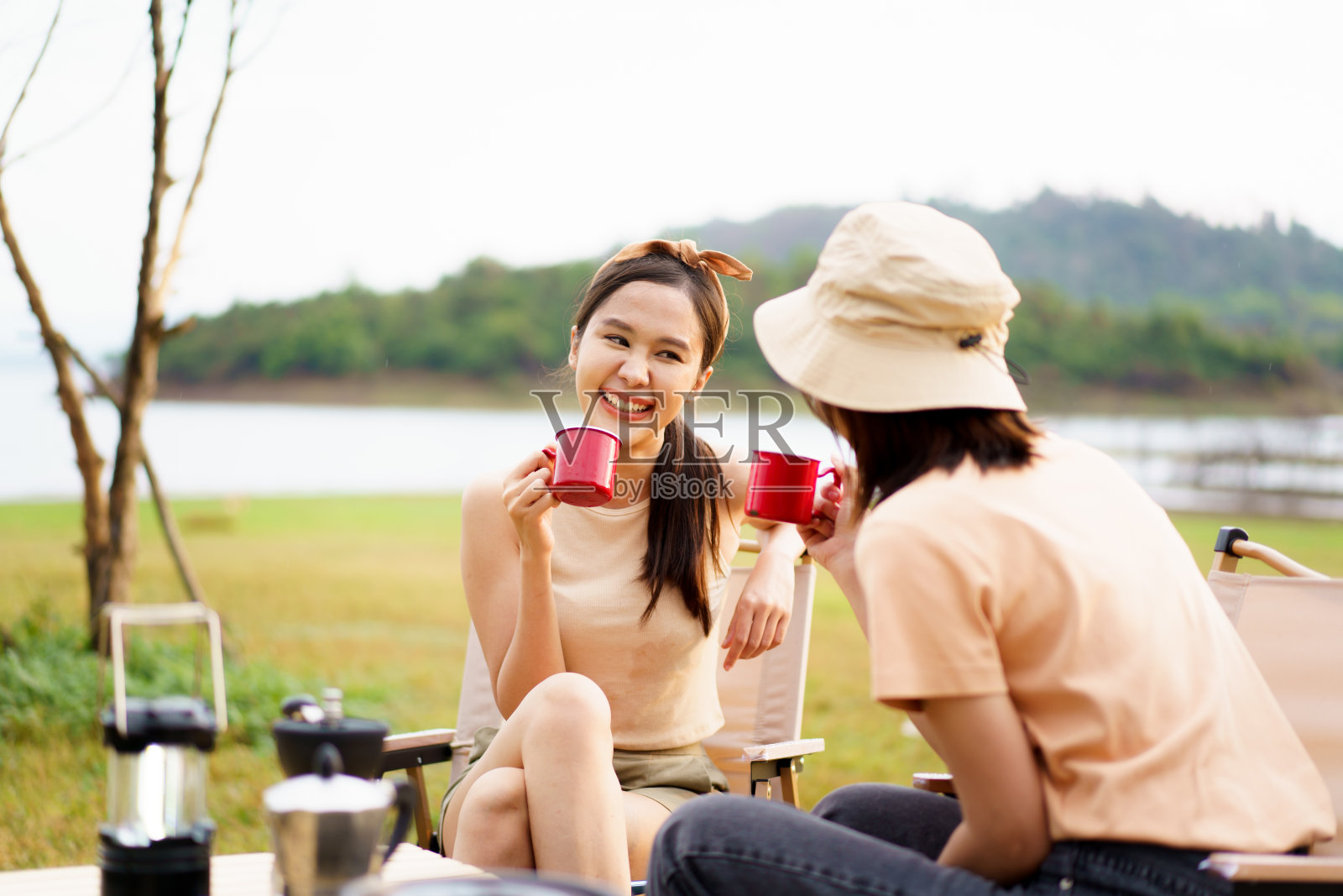 女人喜欢野营。照片摄影图片