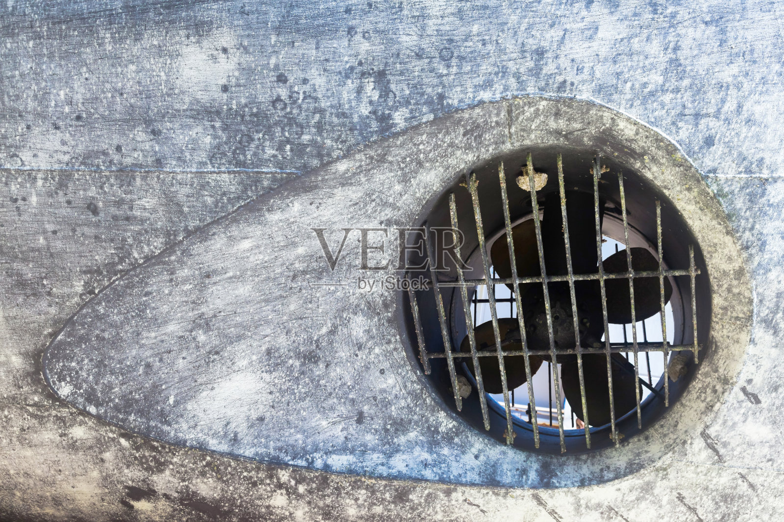 船首推进器。摩托艇上的螺旋桨特写。照片摄影图片