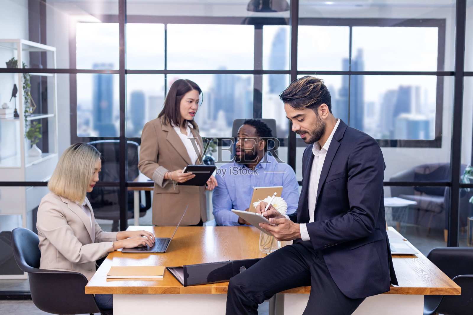 一群多元化的商业人士正在讨论新的投资房地产战略项目，以扩大团队的能力和努力照片摄影图片