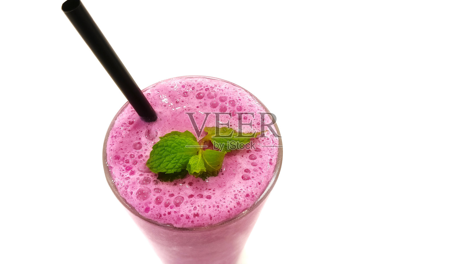 龙舌兰果汁在玻璃杯中，薄荷叶和黑色稻草，孤立的白色背景。副本的空间。照片摄影图片