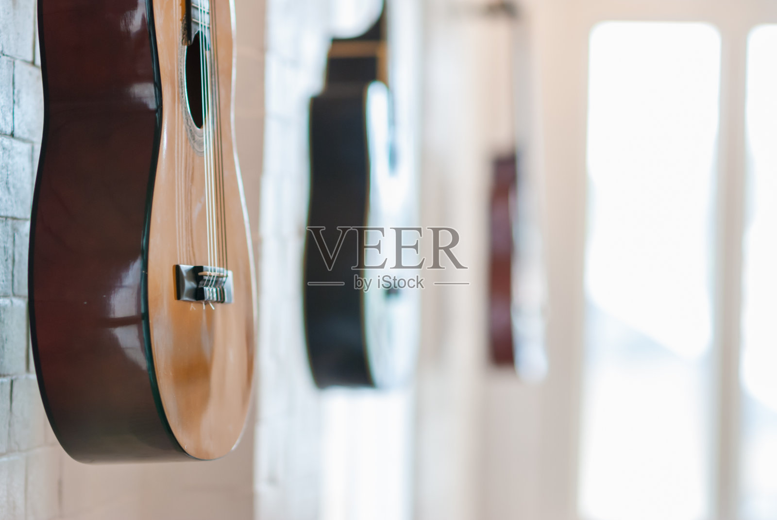 在音乐练习室里保存的吉他。这是为减少在舞台上弹吉他的错误而提供给音乐家在演出前进行练习和学习的吉他。照片摄影图片