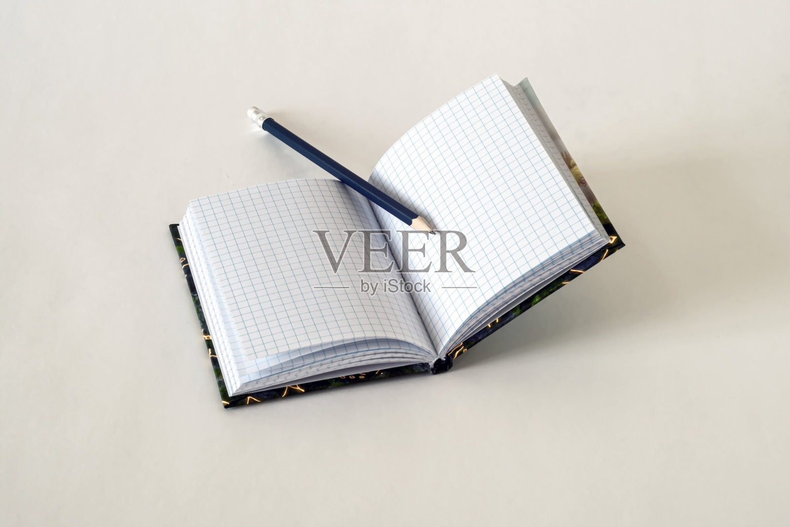 铅笔和记事本。照片摄影图片