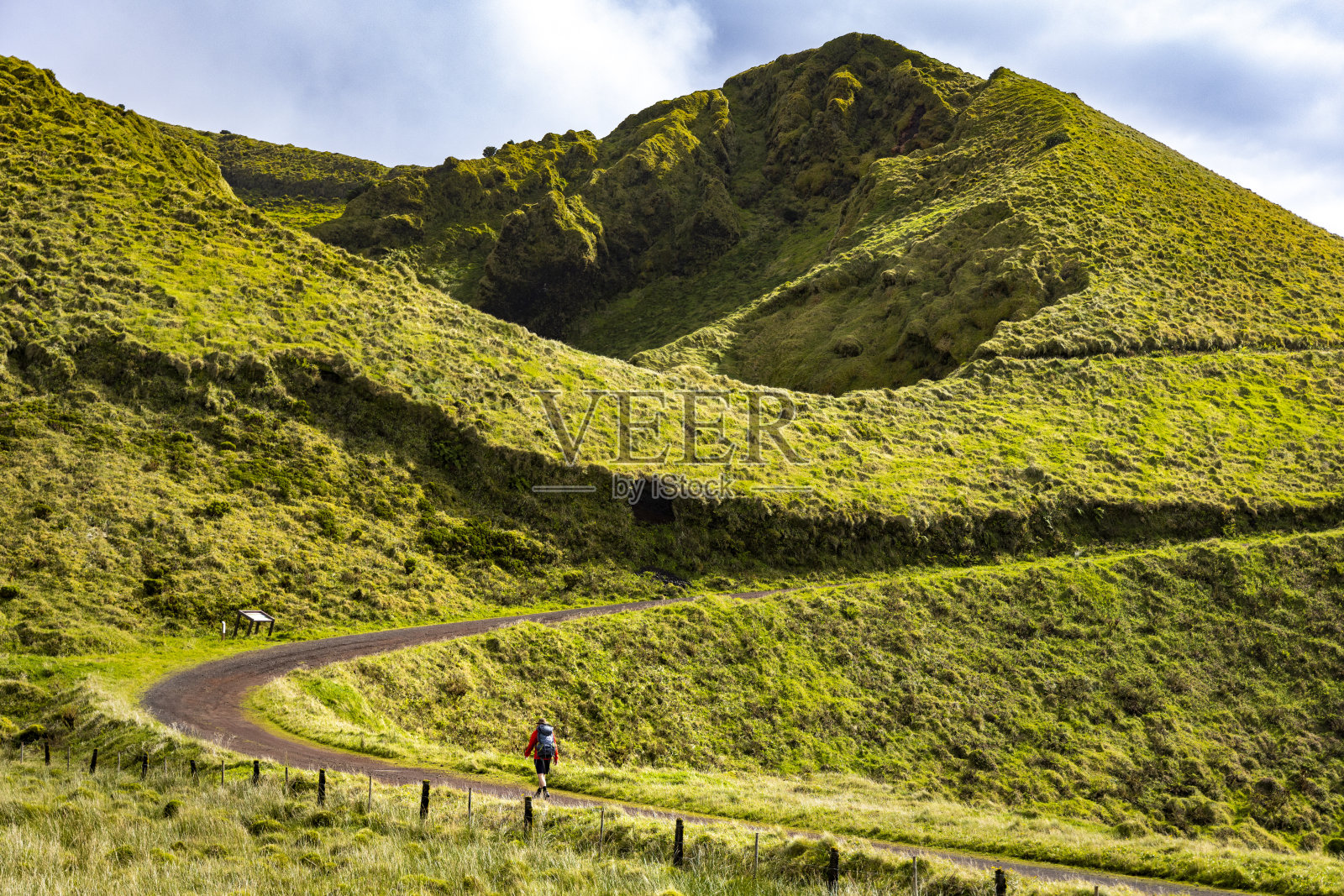 徒步旅行者在亚速尔群岛的s<s:1> o Jorge岛徒步旅行照片摄影图片