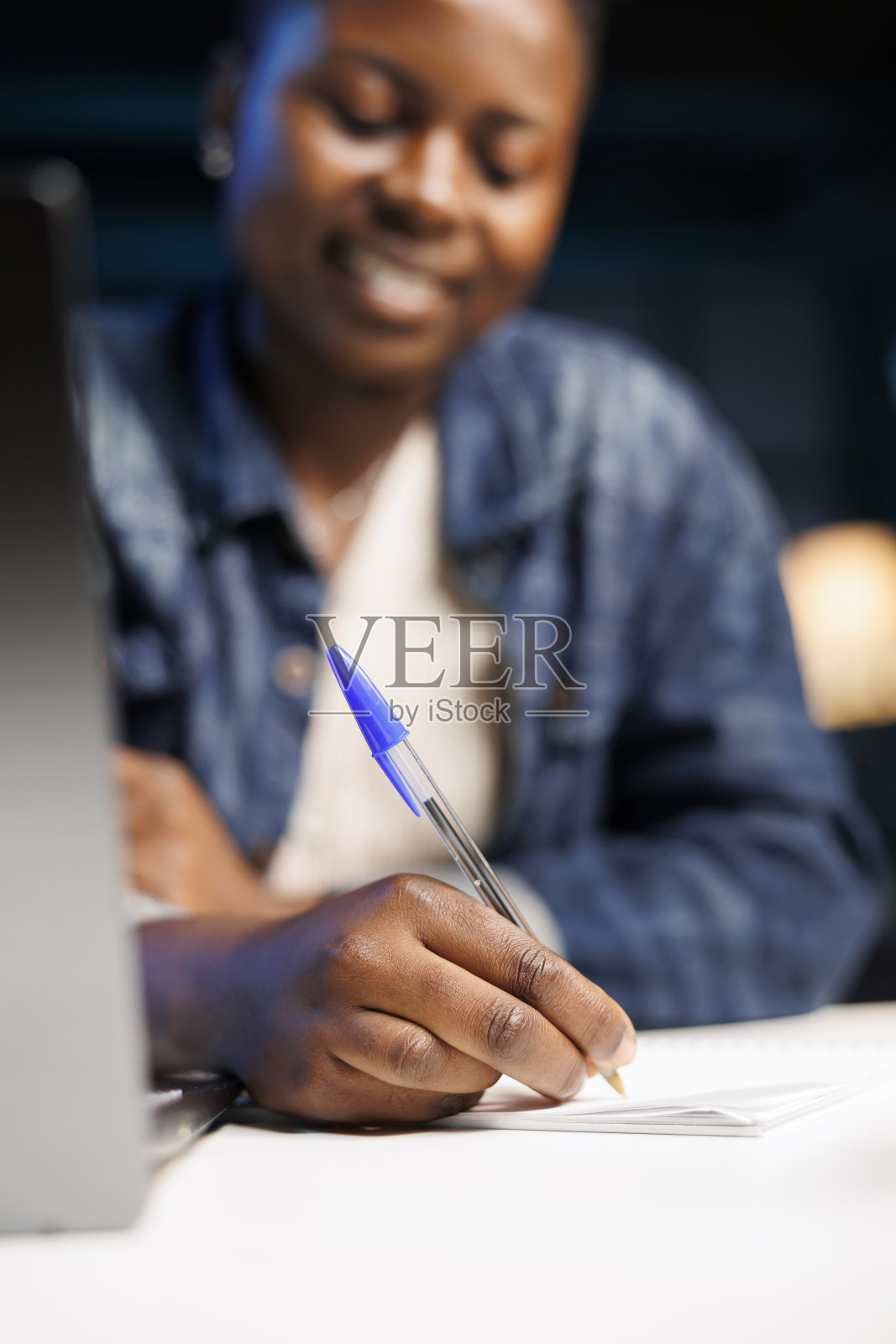 女人用笔在记事本上写字照片摄影图片