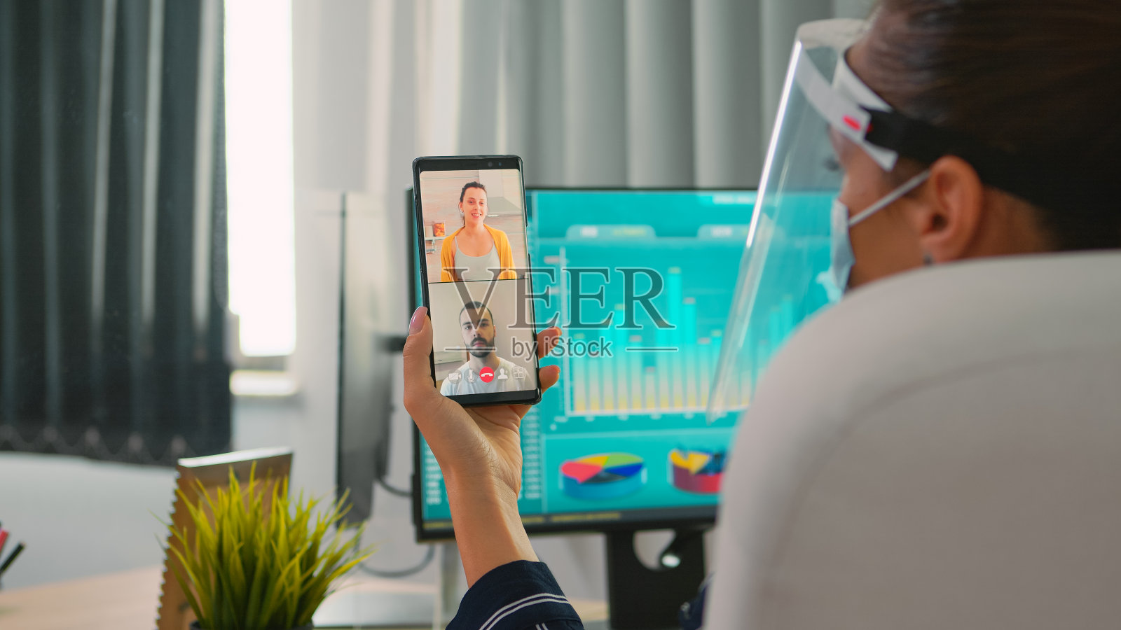 戴着面罩的女商人在视频通话照片摄影图片