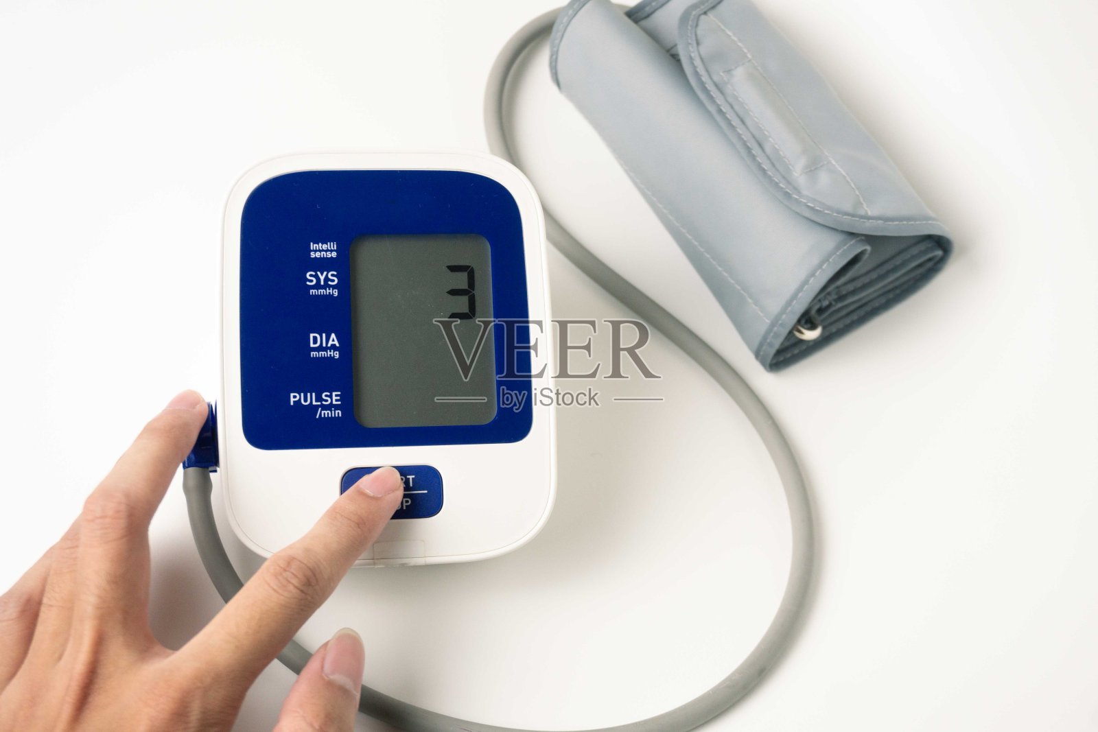 女性手测血压计和心率监测仪，带数字血压计，隔离白色背景，健康医疗理念照片摄影图片