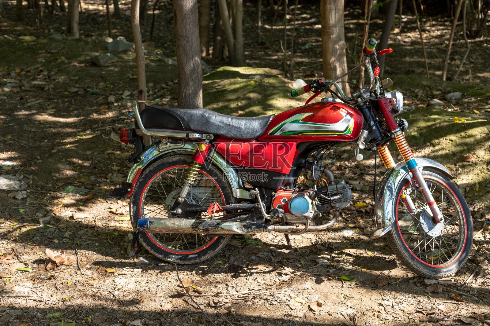 废弃的旧摩托车停在丛林里照片摄影图片