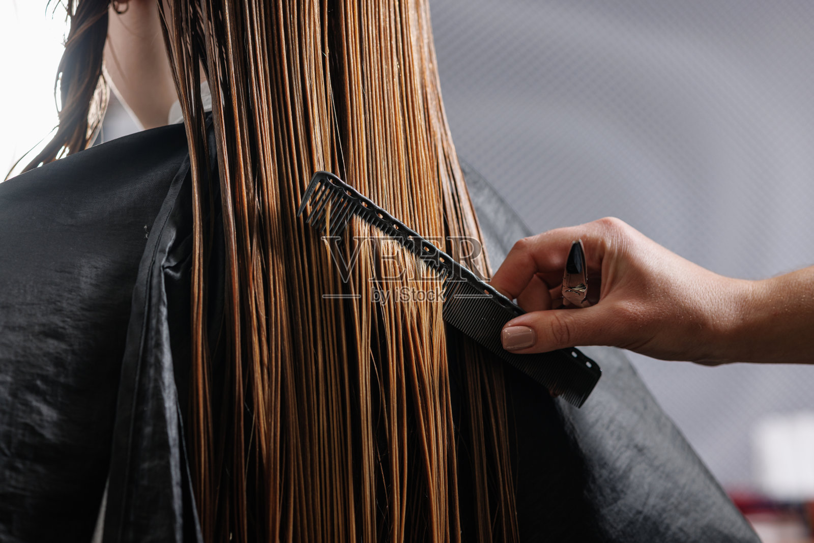 美发师在美容院为客人梳理湿发照片摄影图片