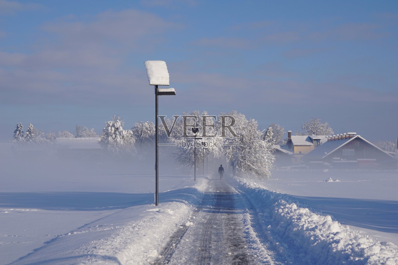 雪下的路灯。街上被雪覆盖的灯。德国被大雪覆盖了。一个阳光明媚的冬日，下雪天。雪巴伐利亚。照片摄影图片