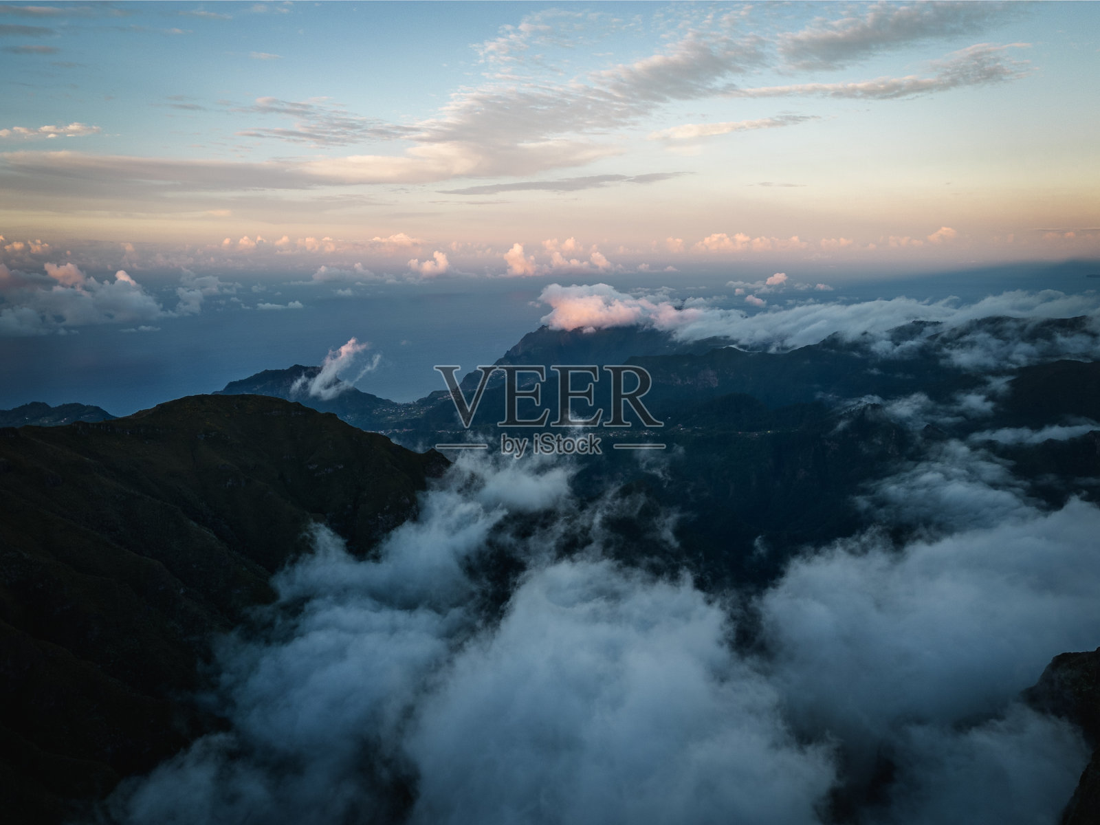 在葡萄牙马德拉岛的Pico Ruivo火车上，云中山峰的美景照片摄影图片
