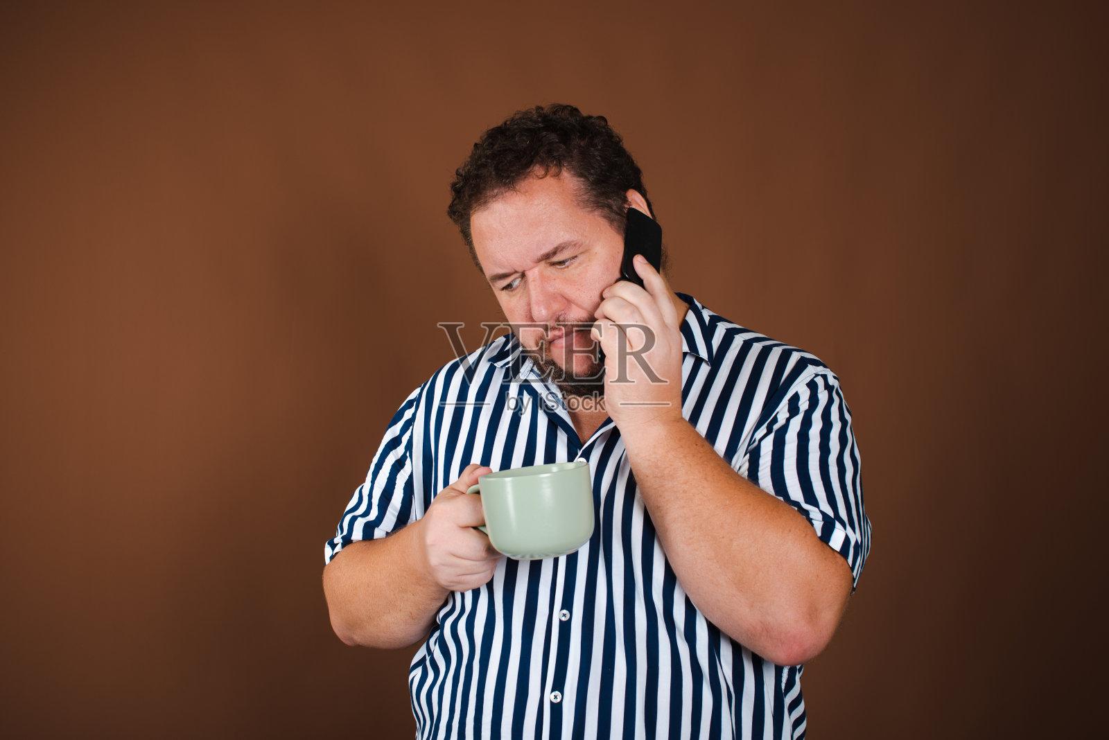 清晨和各种新闻。拿着一杯咖啡的搞笑胖子。照片摄影图片