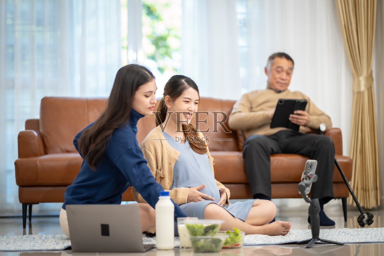 亚洲孕妇在家通过社交媒体吃蔬菜沙拉奶让其他妈妈看着照片摄影图片