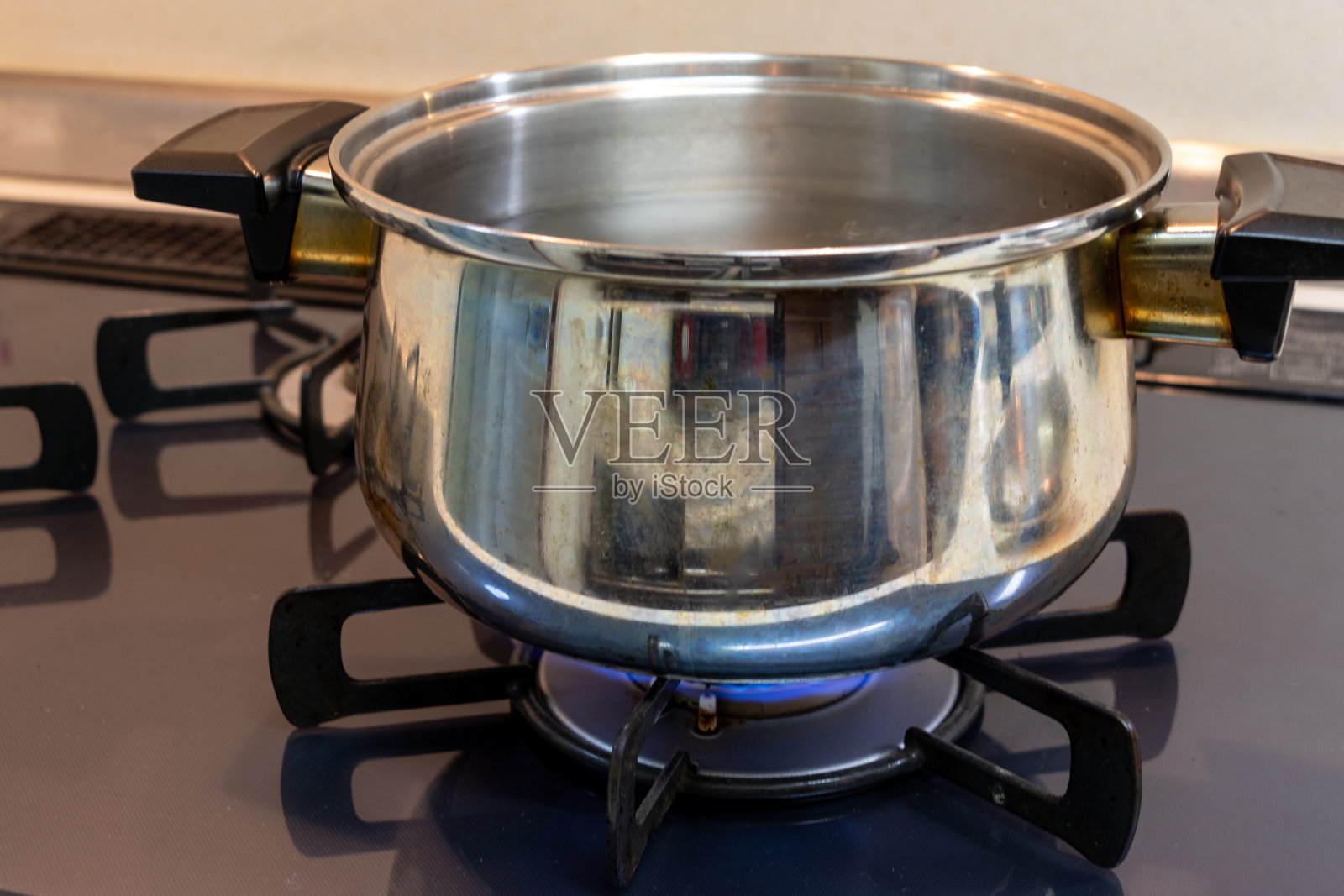 在炉子上加热一壶水照片摄影图片