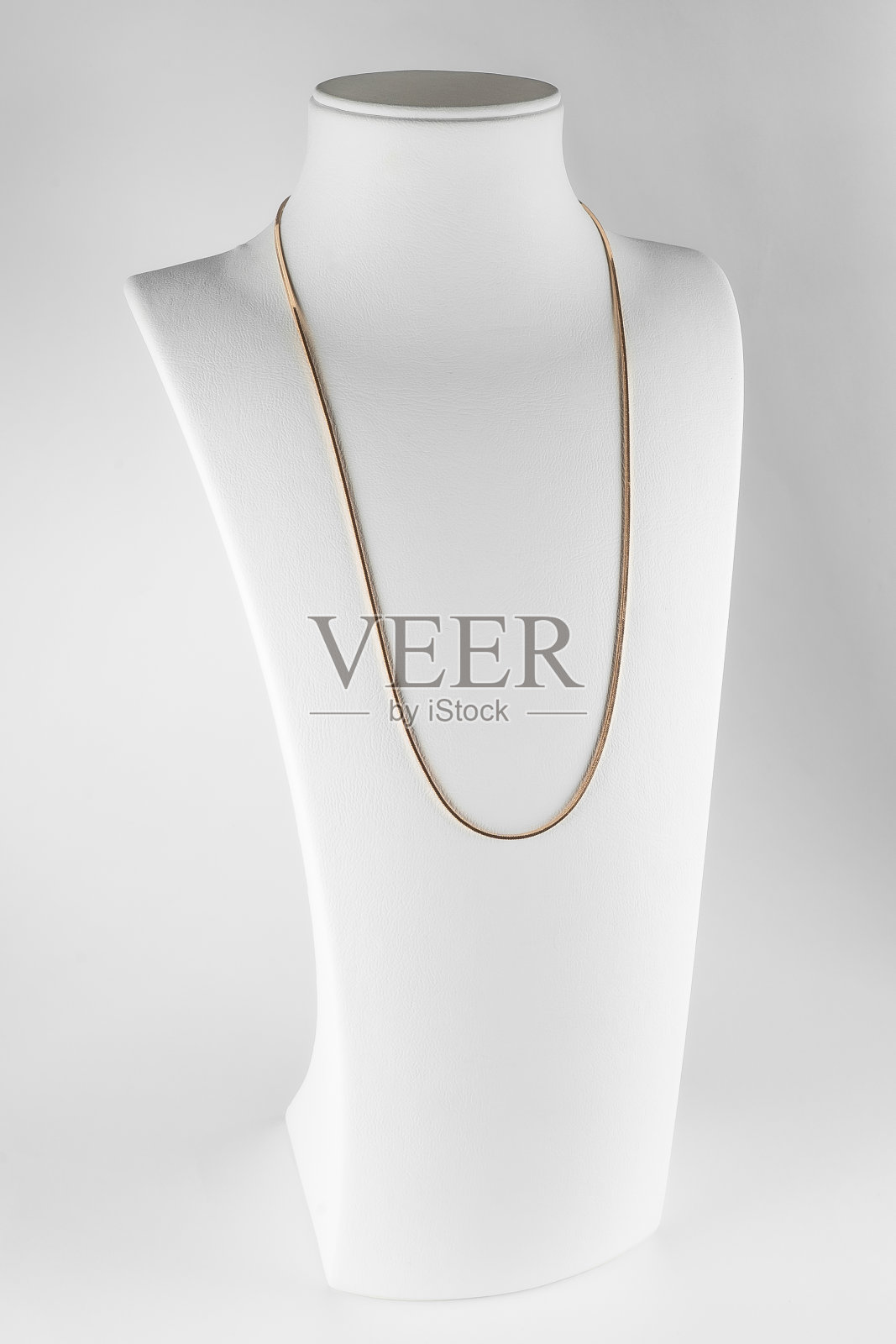 银色的金色吊坠碎片项链链接链上的白色背景孤立照片摄影图片