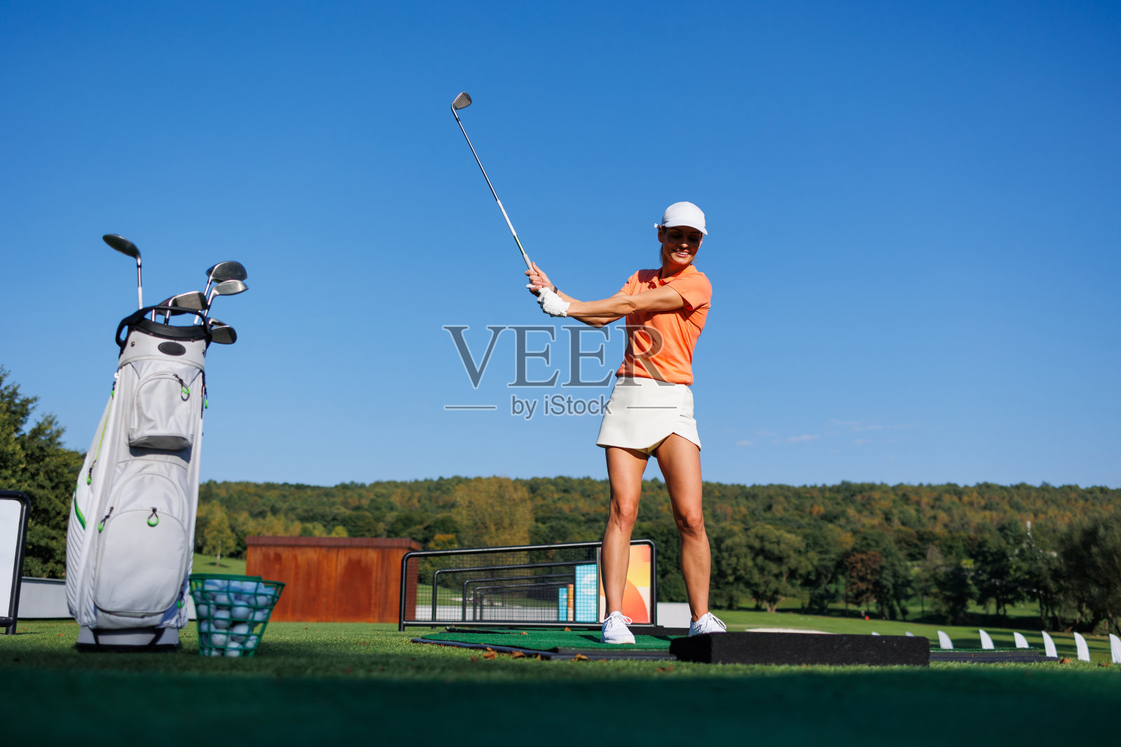 启动成功:一个高尔夫球手的首次挥杆照片摄影图片