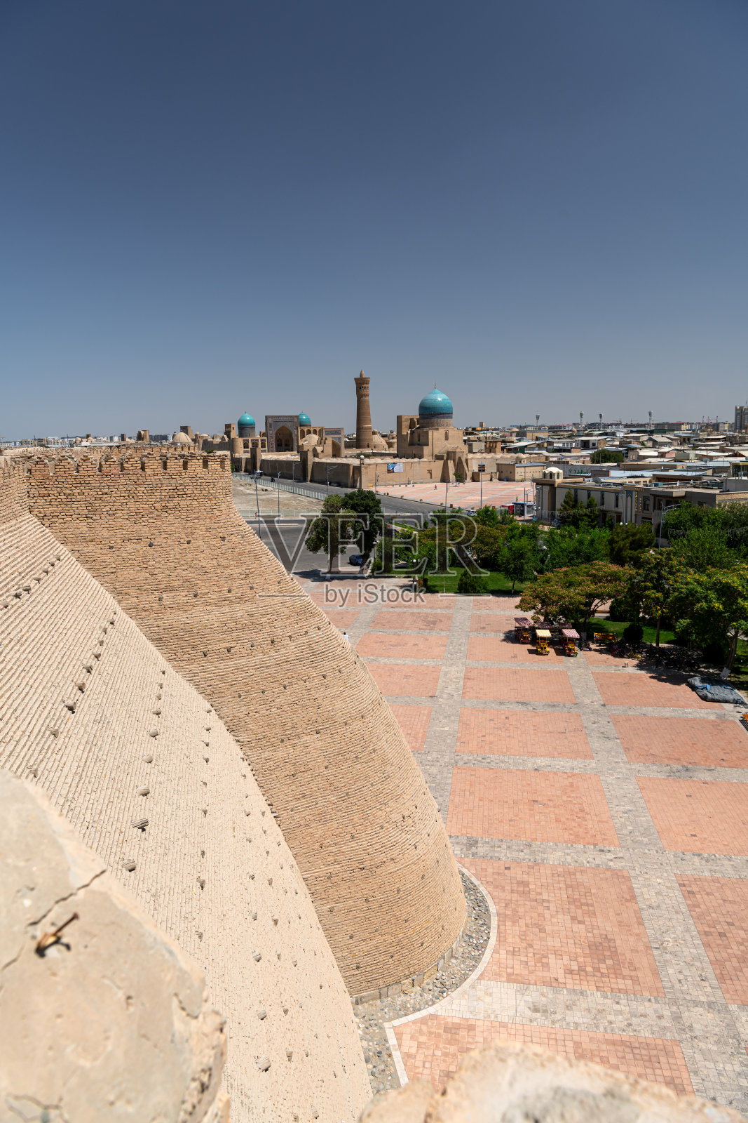 从乌兹别克布哈拉方舟要塞的城墙上俯瞰布哈拉老城照片摄影图片