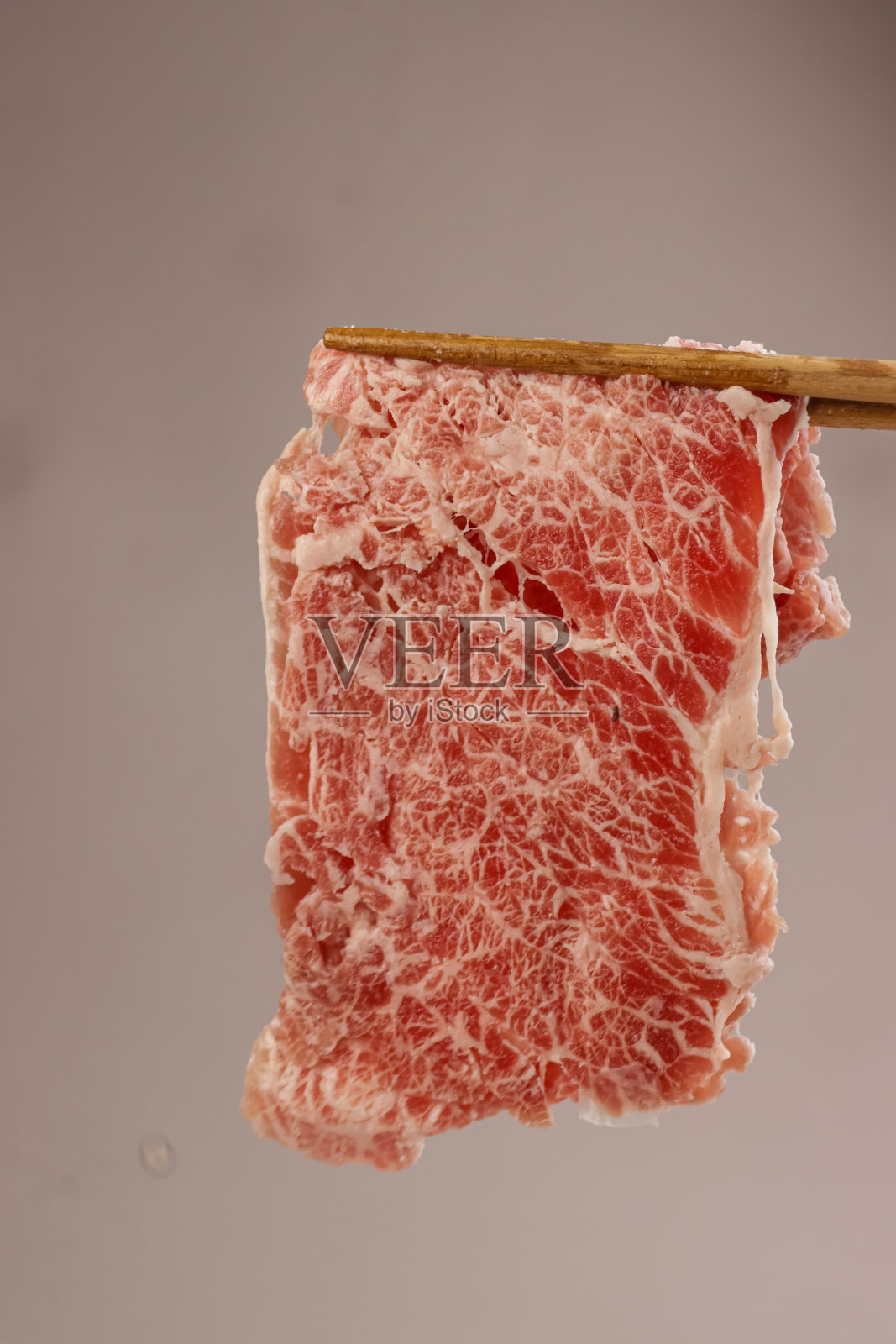 和牛片，大理石状纹理，供寿喜烧和涮用。照片摄影图片