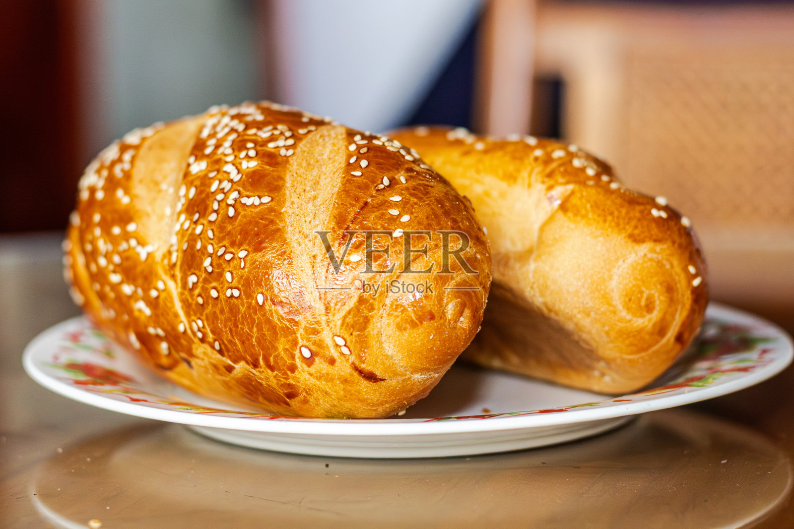 美味的新鲜出炉的面包早餐放在餐桌上的盘子里照片摄影图片