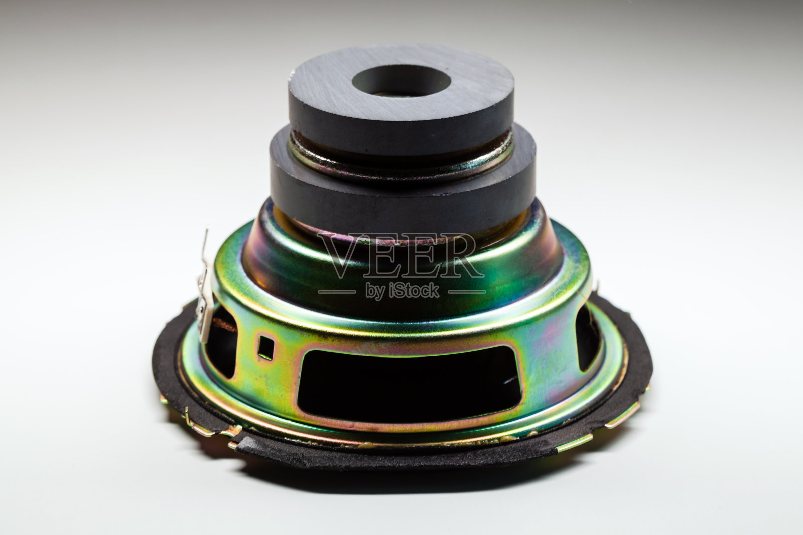 一个音频扬声器是在白色背景，高保真音响系统组件照片摄影图片